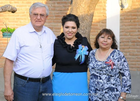 20052012 LA FUTURA  novia en compañía de sus padres los señores Leopoldo González y Emilia Calderillo de González.