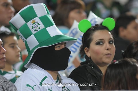 19052012 VARIEDAD  de gorros.