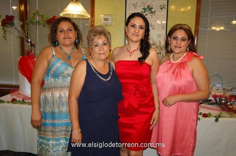 20052012 LA FUTURA NOVIA  acompañada por su mamá Josefina G. de López, Nuria de Sánchez y Sol de Ruiz, anfitrionas del festejo.