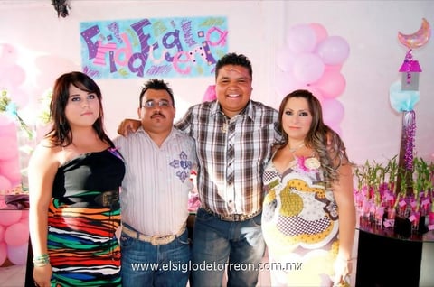 20052012 VERóNICA  Arrollo Vela junto a su esposo y sus compadres Paloma y Pedro, durante su festejo de canastilla.