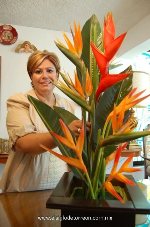 22052012 4 EN LA PARTE  de atrás del arreglo floral se colocan hojas y flor para tridimencionar el diseño, ya que los diseños se juzgan en forma frontal y posterior. Para tapar la base se follajea con hoja de drasena mediana.