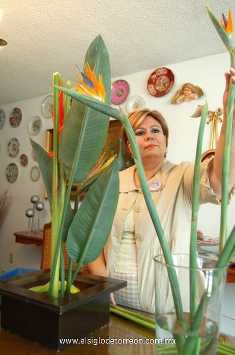 22052012 3 COLOCAR  las hojas de ave del paraíso intercalándolas y se agrega el último toque con la heliconia mediana.