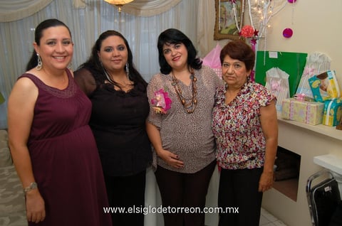 24052012 LAURA ALINA  durante su fiesta de regalos para bebé acompañada de las organizadoras: Laura, Cristy y Lolis.