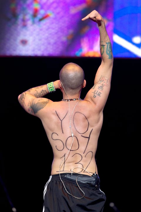 "Está pasando en Panamá, Argentina, Ecuador y es importante demostrarle a todos los gobiernos latinoamericanos que un pueblo unido jamás será vencido", señaló "Residente", en cuya espalda pintó la leyenda "Yo soy 132" para manifestar su apoyo a los estudiantes universitarios mexicanos.