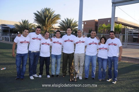26052012 COACHES : Alejandro, Édgar, Jonathan, Marco, Juan Alberto, Radamés, Martha y Juan Carlos, y al centro el rector de la universidad, Mtro. Gerardo Ortiz.
