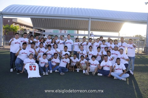26052012 LOS JóVENES  integrantes del equipo Linces de la UVM recibieron playeras por resultar campeones en futbol americano.