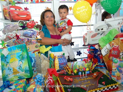 27052012 EL FESTEJADO  acompañado por sus familiares.