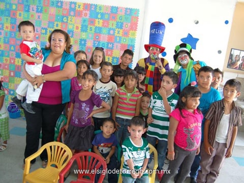 27052012 JOSé MIGUEL  Pérez Lucio acompañado de su mamá C.P. Azucena Anahí Lucio Limón.