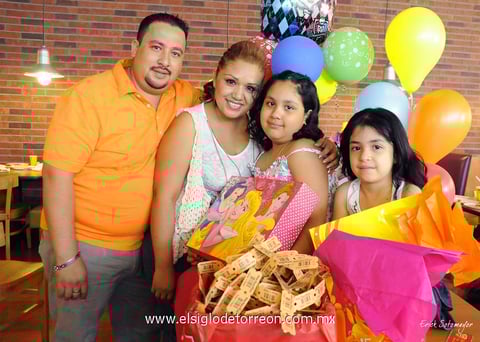 27052012 LA FESTEJADA  acompañada de sus papás Alejandro Alanís Andrade y Maribel López Peralta, y su hermanita Kareny.