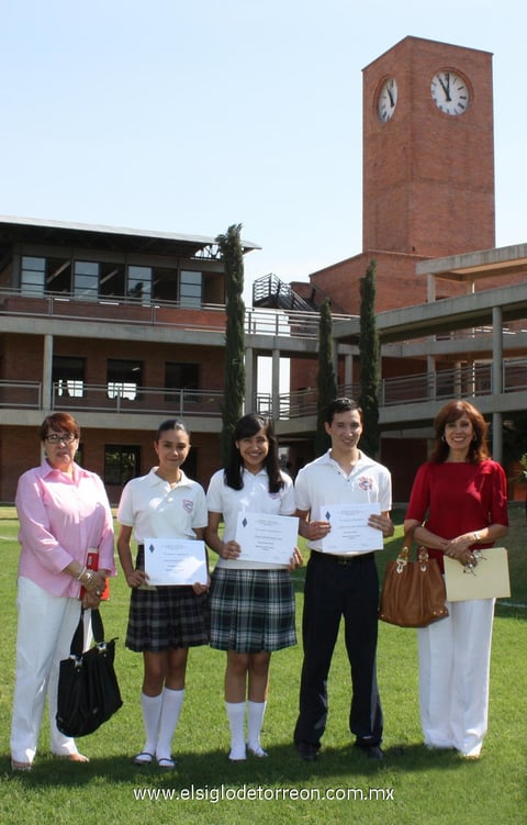 27052012 SRA.  Gabriela Gamero de Lara, EFT Chair (Education for Tomorrow); Adrián de la Torre, primer lugar; Diana Gabriela Ramón López, segundo lugar; Ana Fernanda Sánchez, tercer lugar; y Sra. Patricia Sánchez de Cárdenas, Presidenta de WAAIME Torreón 2010-2012.