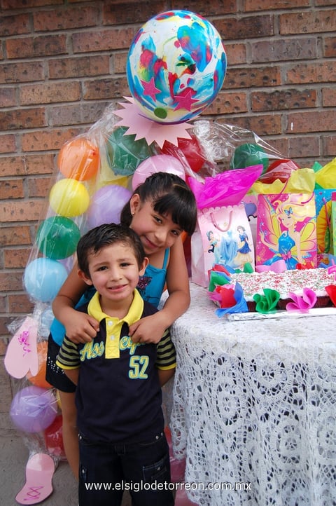 28052012 BRISA CHARBEL  Vázquez Cruz el día de su fiesta de séptimo cumpleaños junto a su hermanito Sebastián.