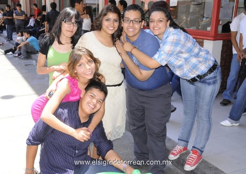 28052012 EMANUEL,  Cassandra, Viridiana, Sheila, Rafa y Mónica.