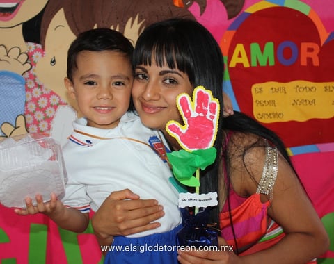27052012 GAEL  y su mami Lucero.
