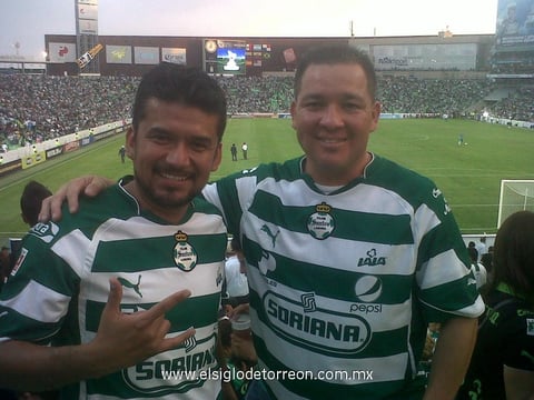 27052012 CARLOS  Herrera y Ricardo Martínez disfrutaron de la final del Santos.