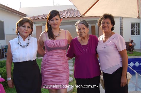 27052012 NITSIA  al lado de su mamá Estela Soto Barrera, su futura suegra Ramona Luna Moreno y su cuñada Verónica Mayela Rojas Luna.