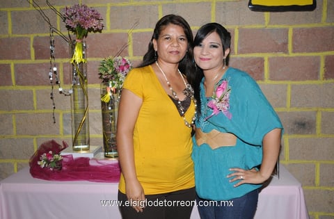 26052012 VERóNICA LIZETH  Velázquez Esquivel en su festejo prenupcial junto a la anfitriona Silvia Esquivel Gallegos.