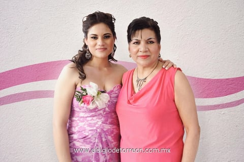 27052012 LIZETH  acompañada de su mamá Esperanza Méndez Reséndiz, organizadora del evento.