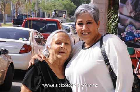 27052012 CARMELITA  junto a su hija Cristy.