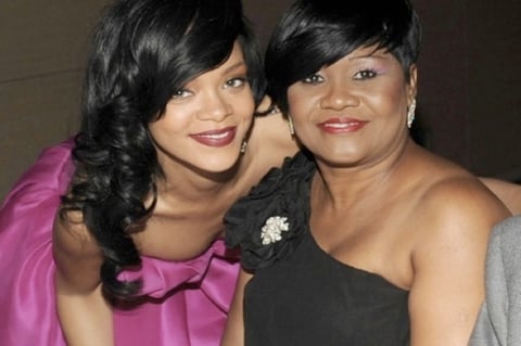 En el 2004 Rihanna junto a su madre se trasladaron a los Estados Unidos para poder trabajar en su primer demo musical.