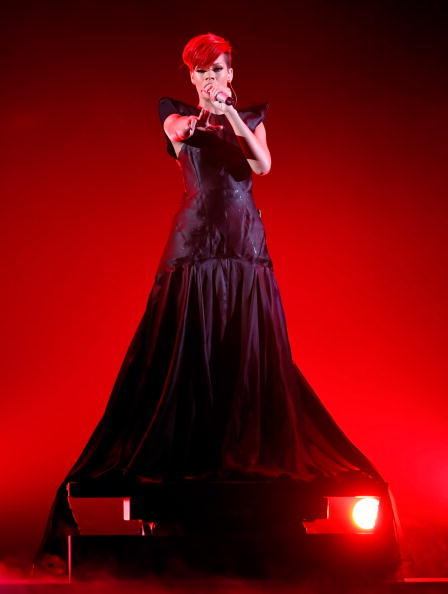 Después de su aclamado "Good girl gone bad" Rihanna vuelve a aparecer con su música. Bajo el título de "Rated R", el disco sale en noviembre de 2009
