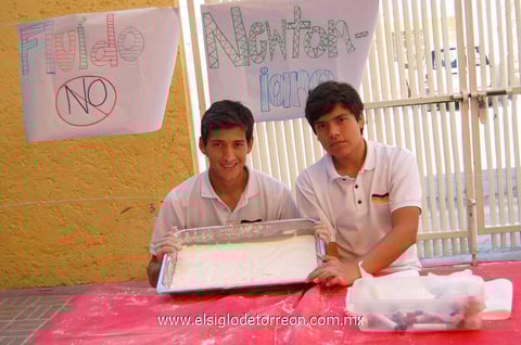 29052012 MARCOS  y Óscar, mostraron su trabajo escolar.