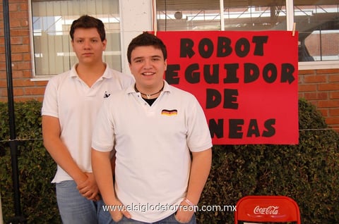 29052012 JORGE  y Gil, captados en las instalaciones de la escuela a la que pertenecen.