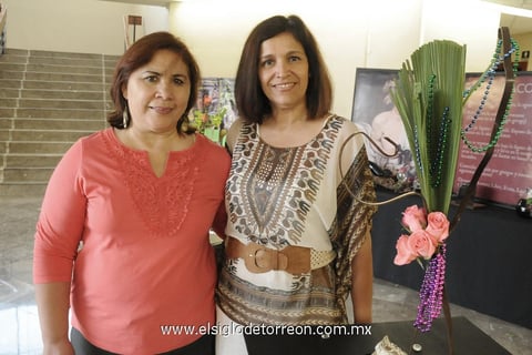 29052012 MARíA ELENA  y Laura, socias del Club Margaritas.