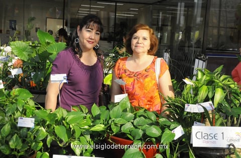 29052012 IRENE  y Yola, del Club de Jardinería Clivia.