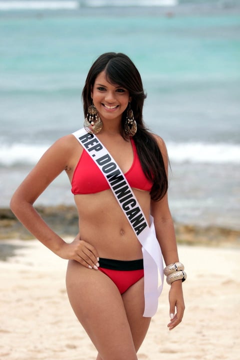 La representante de República Dominicana, Laura Baez, participa en una sesión fotográfica en traje de baño del Certamen Miss América Latina del Mundo que se realiza en la Riviera Maya, Quintana Roo (México).