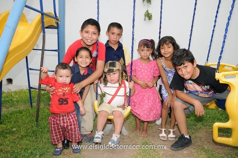 30052012 FERNANDO  Mendoza Martínez con algunos de los invitados a su festejo de cumple.