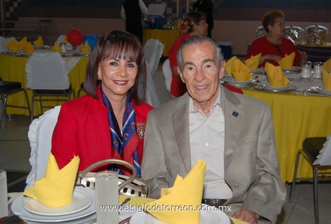 30052012 LAURA  de Reyes y Celso Reyes.