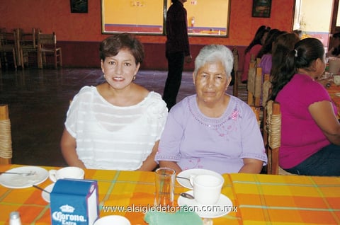 30052012 LAURA  y María de los Ángeles.