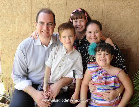 31052012 PAULINA  en compañía de sus papás José y Chary y sus hermanitos Miranda y José Pablo.