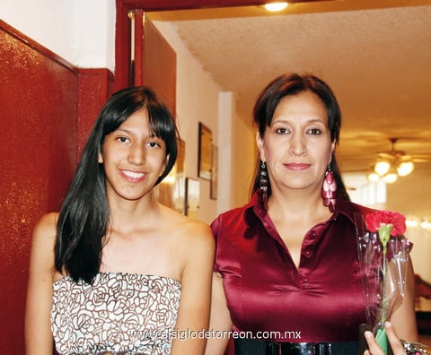 31052012 ALBA  Mariel Mena y Rosalva González.