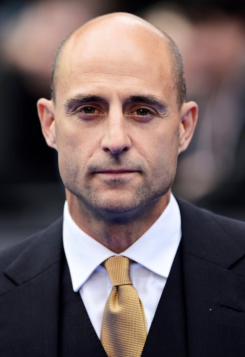El actor Mark Strong caminó por la alfombra en el prestreno de "Prometheus".