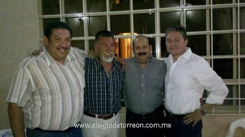 01062012 JULIO,  José Luis, Ricardo y Arturo, durante una reunión de amigos.