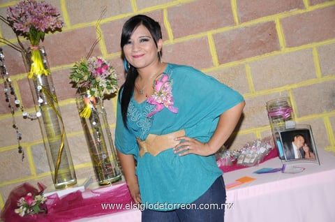 01062012 VERóNICA LIZETH  Velázquez Esquivel unirá su vida en matrimonio a la de Iván Antonio Fang Martínez.