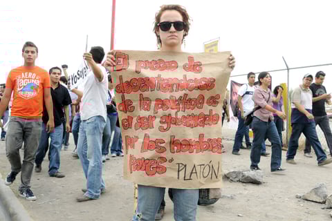 Los manifestantes se identificaron como parte del movimiento nacional "Yo soy 132", en apoyo a los estudiantes de la Universidad Iberoamericana y que ha tenido réplica en diferentes regiones del país.