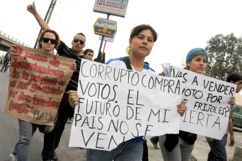 A su llegada comenzaron a mostrar pancartas y mantas haciendo énfasis en la corrupción, el caso Atenco y un llamado a los ciudadanos a la información y a los medios de no manipulación.