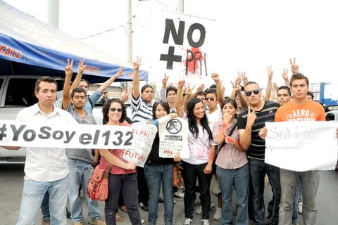 Alrededor de cien jóvenes se reunieron en el crucero Rebollo Acosta y Periférico en Gómez Palacio, para realizar una manifestación informativa hacia la ciudadanía, en contra de la figura presidenciable de Enrique Peña Nieto.