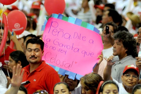 Simpatizantes mostraron mensajes a su candidato.