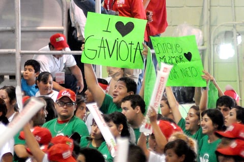 Algunos de los asistentes portaron pancartas para la esposa del candidato, Angélica Rivera.