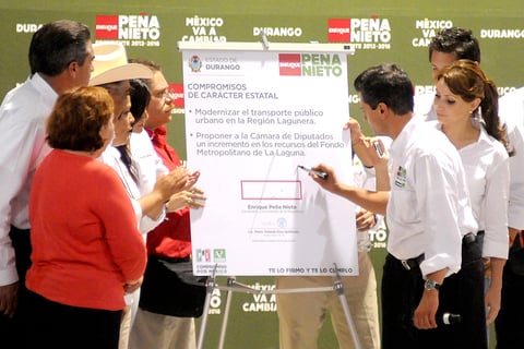 Ante miles de personas, Peña Nieto firmó cuatro compromisos para los duranguenses que aseguró cumplir de llegar a la presidencia: mejorar el abasto y calidad del agua en la región lagunera; modernización del segundo periférico Gómez Palacio-Torreón, impulsar la modernización del transporte y destinar más recursos al Fondo Metropolitano.