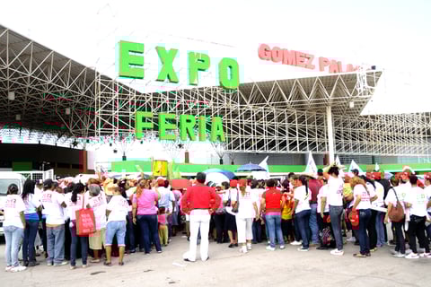 El candidato priista realizó un acto ante miles de simpatizantes en la Expo Feria de Gómez Palacio.