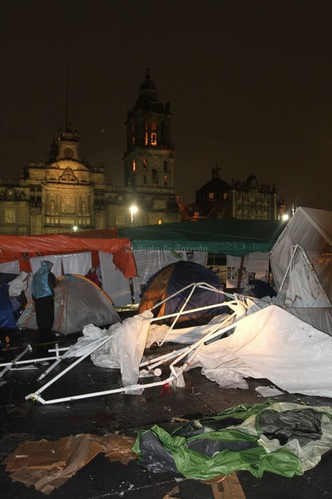 Cerca de 50 casas las que se vinieron abajo, por lo que los profesores decidieron levantar el resto de su campamento para replegarse en los portales del Antiguo Palacio del Ayuntamiento.