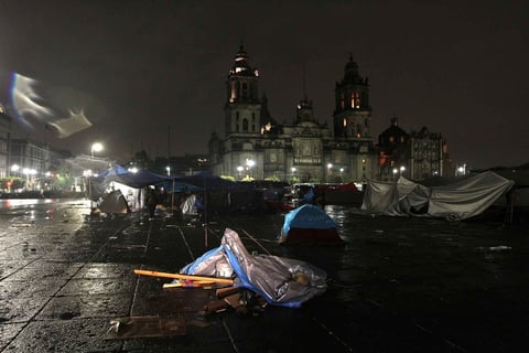 El campamento de los integrantes de la Coordinadora Nacional de Trabajadores de la Educación, se vio afectado después de los fuertes vientos y lluvia, en la plancha del Zócalo Capitalino.