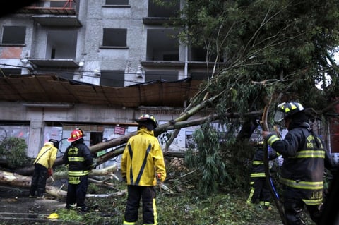 La Secretaría de Seguridad Pública capitalina (SSP-DF) informó que tras las afectaciones por el tornado, alrededor de 10 mil policías implementaron labores de patrullaje.