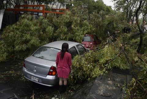 Esquivel Carbajal expresó que de igual forma se recibieron reportes de al menos 20 autos particulares con daños generados por este fenómeno natural.