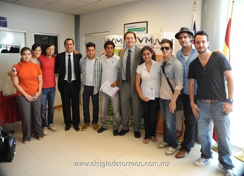 02062012 ANA CLAUDIA  Sada, Brenda Román, José Antonio Sánchez, Alejandro Ibraim Morales, Kristal Jacqueline Cajero y los integrantes de Los Claxons.