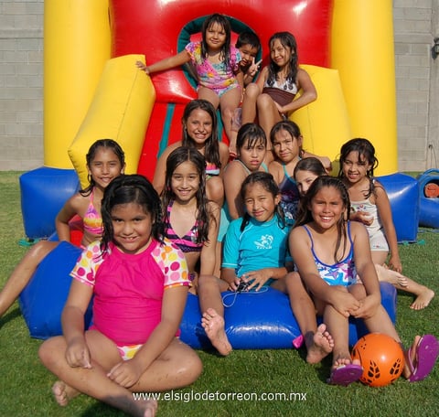 02062012 BáRBARA GABRIELA  Coronado Basurto con grupo de amigas y compañeras del colegio.